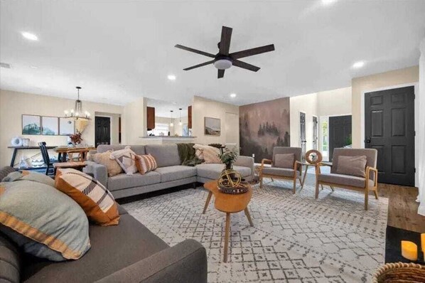 Cozy Living area with plenty of seating