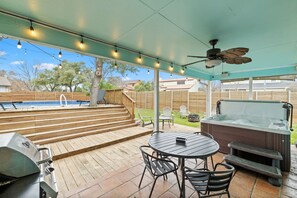 Never miss the fun! Friends at the pool and family members at the tub? no sweat!