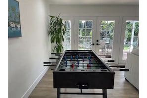 Pool table 