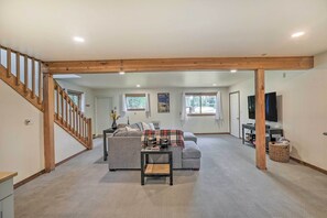 Living Room | Free WiFi | Smart TV w/ Cable