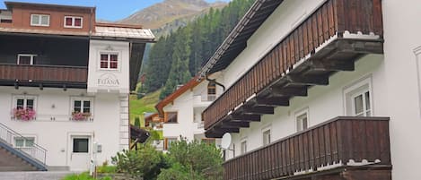 Pflanze, Himmel, Gebäude, Eigentum, Fenster, Urban Design, Steigung, Wolke, Haus