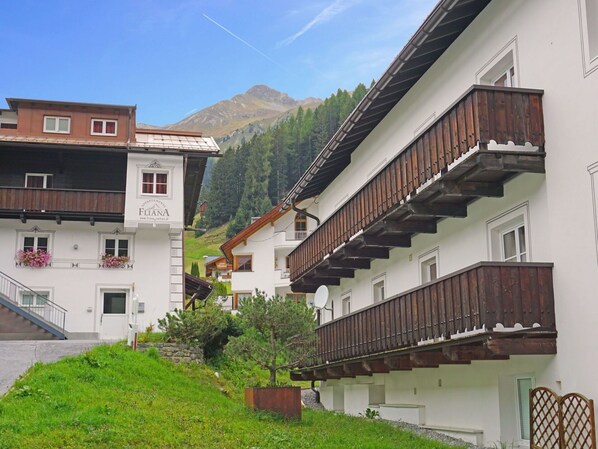 Pflanze, Himmel, Gebäude, Eigentum, Fenster, Urban Design, Steigung, Wolke, Haus