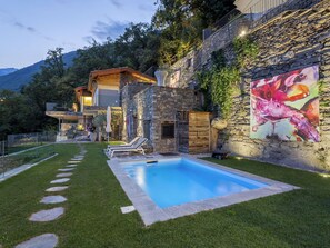 Plant, Building, Daytime, Property, Sky, Water, Azure, Cloud, Swimming Pool, Tree