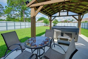 Private Backyard Area | Pet Friendly w/ Fee | Community Amenities