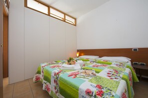 Schlafzimmer mit Doppelbett