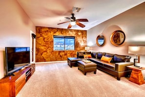 Living room and dining room with beautiful venetian plaster walls