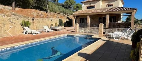 PISCINA, PORCHE, TERRAZAS Y VILLA.