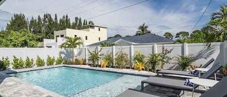 Pool Relaxation Oasis with Bubbler