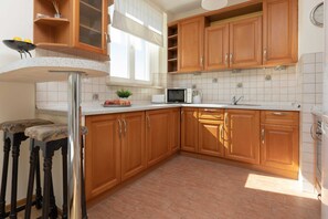 Modern, fully equipped kitchenette. 