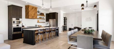 Kitchen/ Dining Room