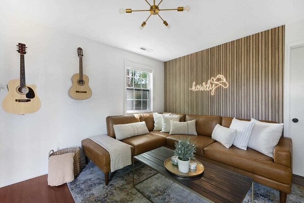 Cozy and Inviting Living Room with Plush Seating