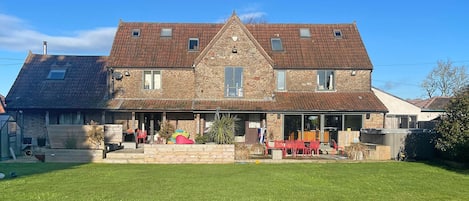 Drystone Manor is a beautiful modern house set in 2 acres near the ancient village of Iron Acton