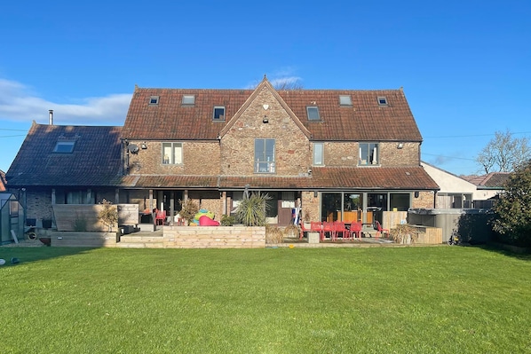 Drystone Manor is a beautiful modern house set in 2 acres near the ancient village of Iron Acton