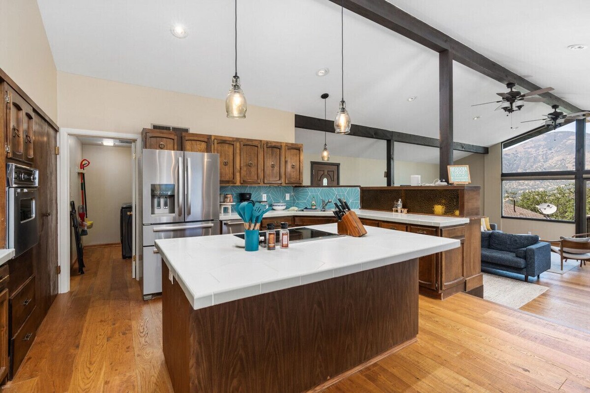 Mtn View, Hot Tub, Open Kitchen, 10m to Sequoia