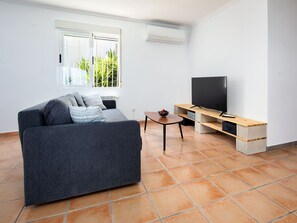 Möbel, Couch, Tabelle, Pflanze, Holz, Komfort, Zimmerpflanze, Interior Design, Wohnzimmer, Flooring