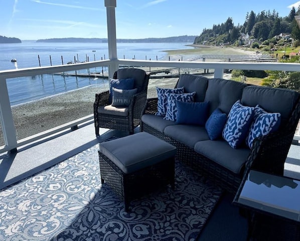 Balcony with views of Mt. Rainer, Seattle,  boat launch and more.