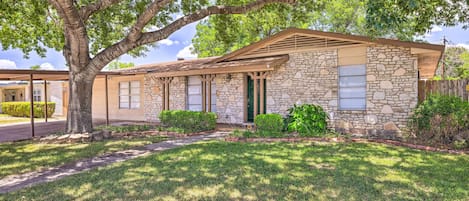 San Antonio Vacation Rental | 3BR | 2BA | 1,703 Sq Ft | 2 Steps To Enter