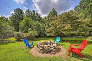 Cottage Exterior | Wood-Burning Fire Pit