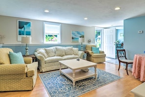 Living Room | Window A/C Units | Cable TV | Pack 'n Play | Free WiFi