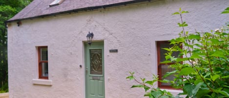 The welcoming exterior of Tig Cottage. 