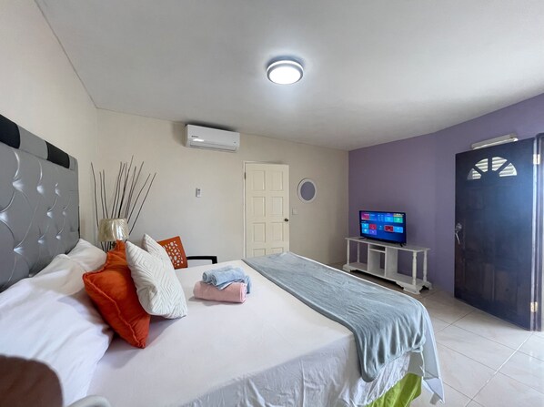 Cushion, Home Decor, Screen, Lamp, Indoors