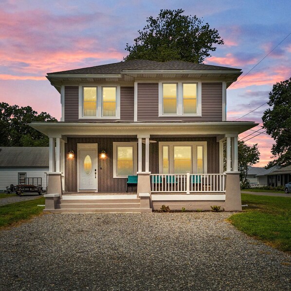 Pineapple Beach House is a 4 bd/2.5 bath home with a partial bay view.