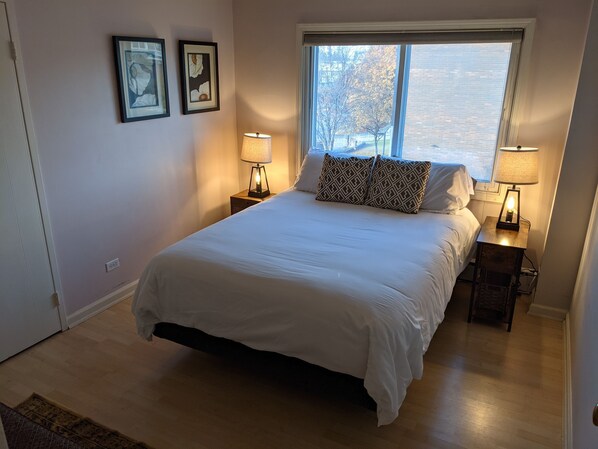 bedroom: queen bed