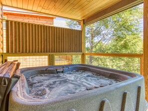 Outdoor spa tub