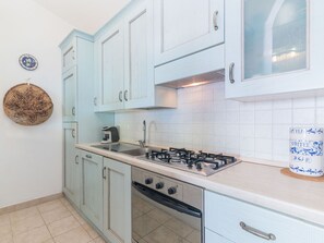 Cabinetry, Propriété, Comptoir, Cuisinière, Gaz Poele, Appareil De Cuisine, Evier, Cooktop, Cuisine, Le Fourneau