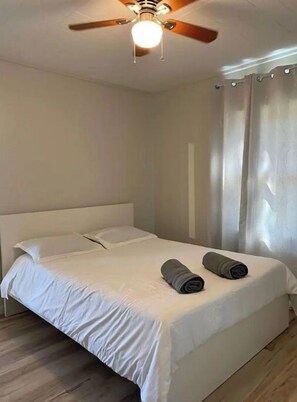 Bedroom 1 - Queen Bed