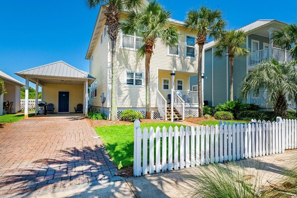 Welcome to GypSea Haus! Front yard with parking for 3 vehicles 