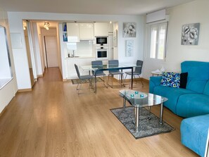 Spacious living rooms and kitchen area with 6 chairs