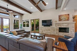 Austin Skyline views from your huge living room.  Sonos suround sound, Samsung 4k TV and commercial grade network for fast wifi.