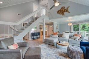 749 Spinnaker, Living, 1