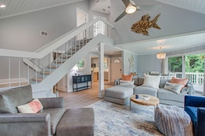 749 Spinnaker, Living, 1