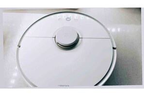 Roborock robo vaccum cleaner, One touch cleans entire apartment