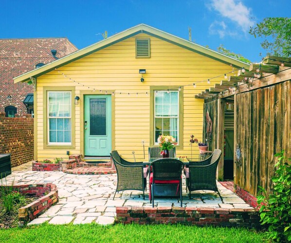 Private entrance, keyless entry, courtyard with outdoor seating and pergola