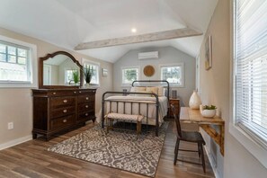 Spacious main bedroom with Queen bed