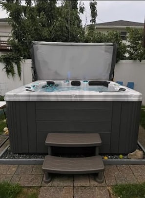 6 person hot tub 