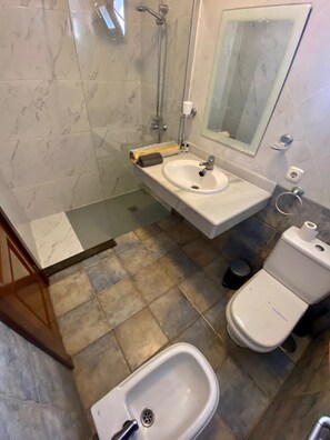 Ensuite bathroom 1