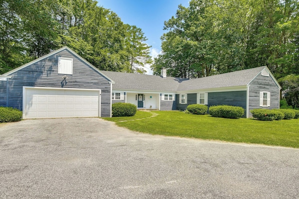 Sheffield Vacation Rental | 3BR | 2BA | 2,262 Sq Ft | 2 Steps to Enter