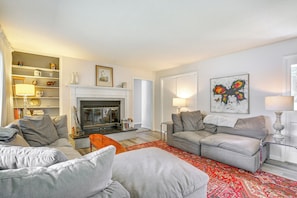 Living Room | Single-Story Interior | Smart TV | Free WiFi | Board Games