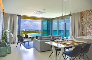 Salon et salle à manger spacieux avec vue sur l'océan