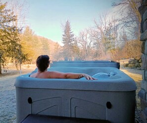Outdoor spa tub
