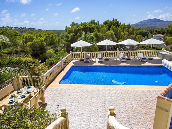 L'Eau, Plante, Ciel, Propriété, Nuage, Piscine, Bleu Azur, Arbre, Ombre, Mobilier De Jardin