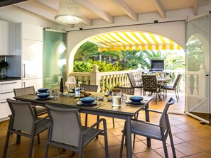 Table, Meubles, Propriété, Chaise, Architecture, Design Intérieur, Ombre, Sol, Plante, Bois