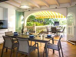 Table, Meubles, Propriété, Chaise, Architecture, Design Intérieur, Ombre, Sol, Plante, Bois