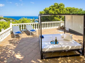 Ciel, L'Eau, Bâtiment, Meubles, Bleu Azur, Chaise, Arbre, Nuage, Mobilier De Jardin, Ombre