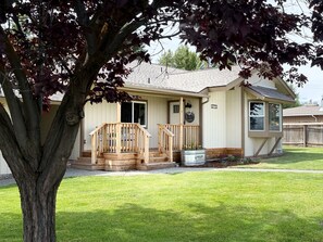Welcome to the Lone Pine Ranch Guesthouse!