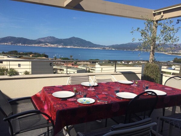 la grande terrasse sud /ouest où vous pourrez prendre vos repas